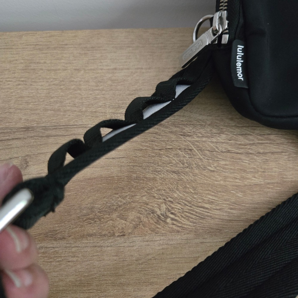 Lululemon Everywhere Belt Bag Womens OS Black White Striped Strap Crossbody 1L - Picture 2 of 10
